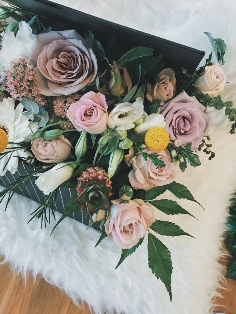 Pastel bahar çiçekleri aranjmanı