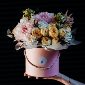 Pembe şapka kutusunda pastel çiçek aranjmanı