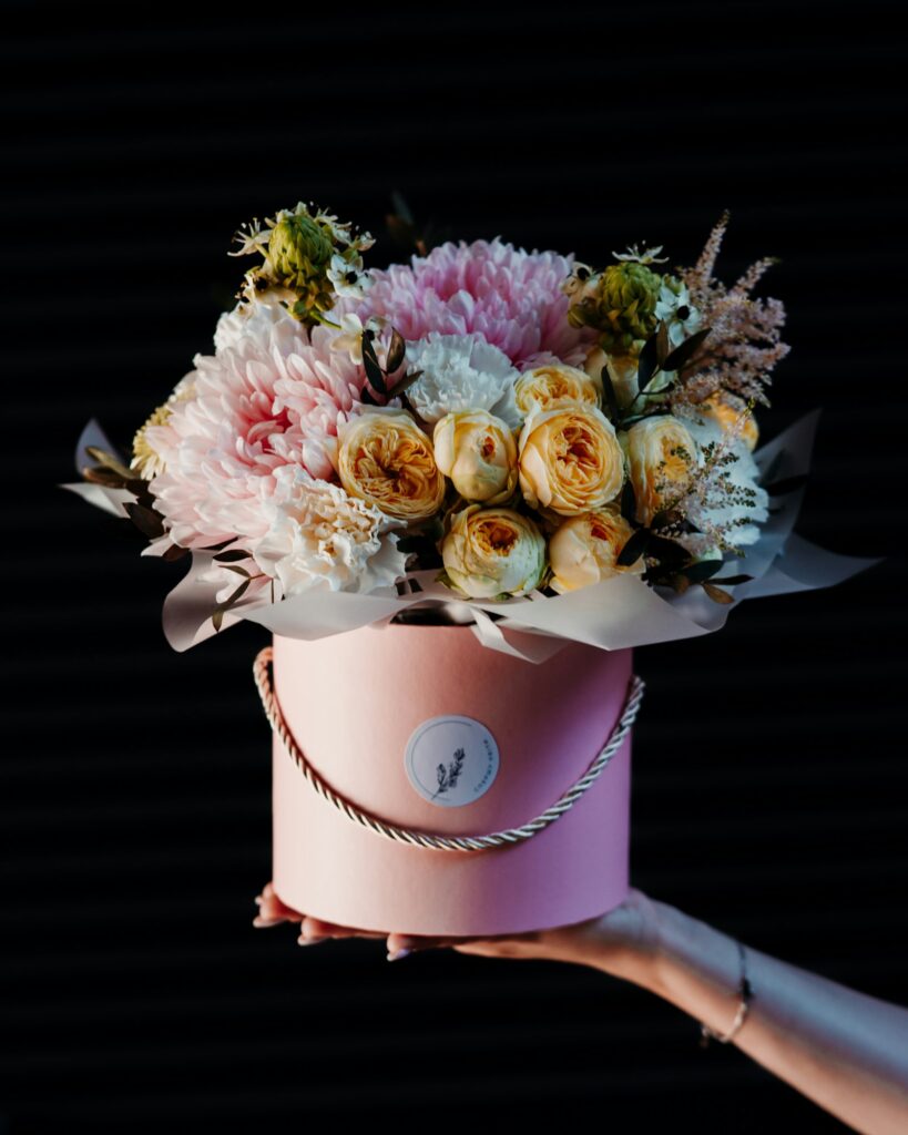 Pembe şapka kutusunda pastel çiçek aranjmanı