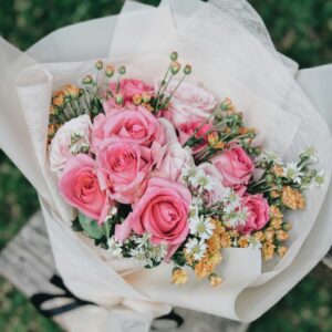 Beyaz kâğıda sarılı pembe gül buketi