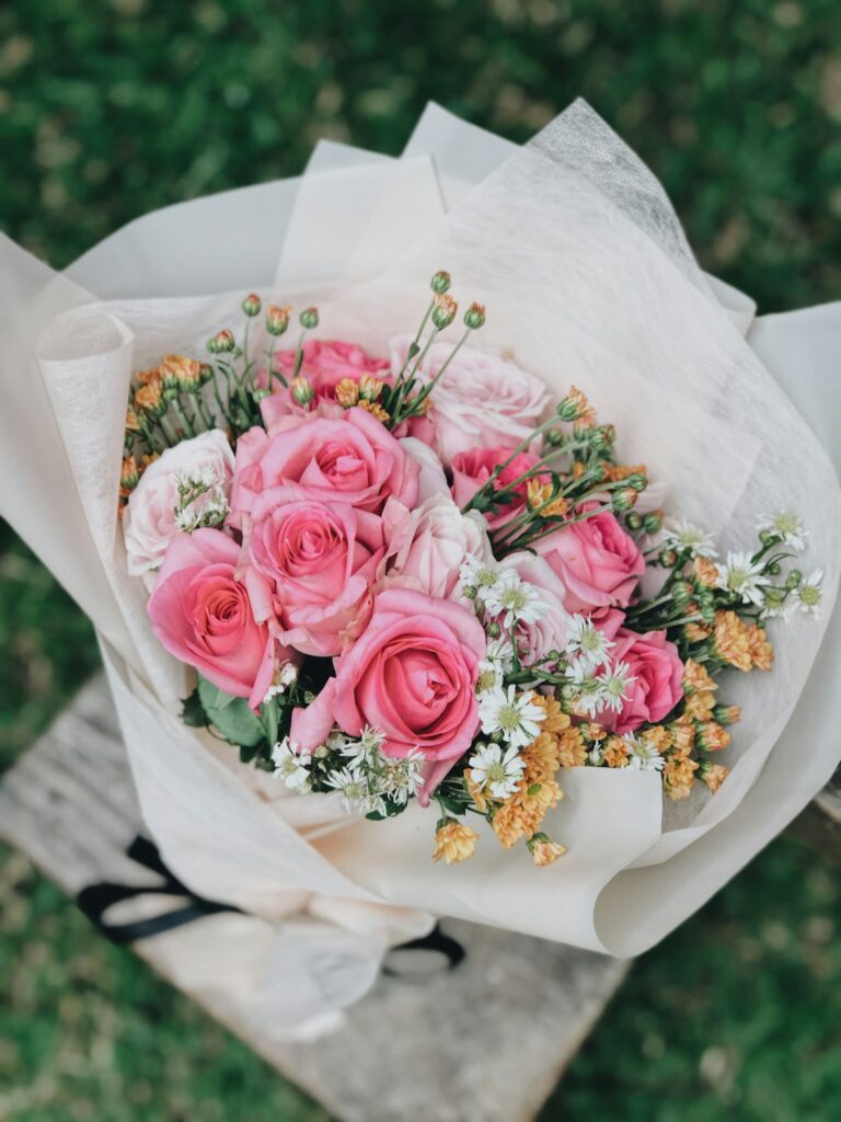 Beyaz kâğıda sarılı pembe gül buketi